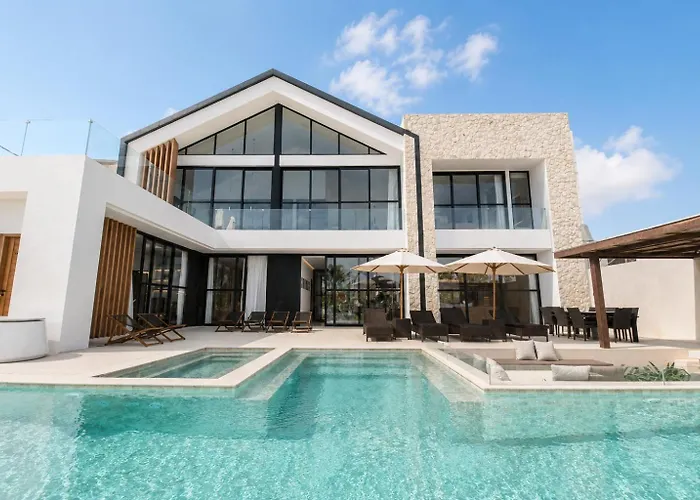Modern 4 Bedroom Ocean View Дом отдыха Нуса-Дуа