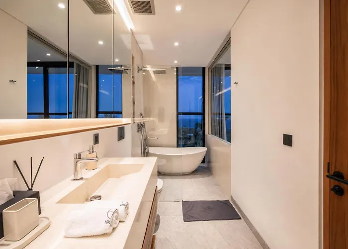 Дом отдыха Modern 4 Bedroom Ocean View Нуса-Дуа