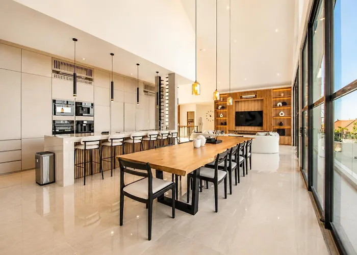 Modern 4 Bedroom Ocean View