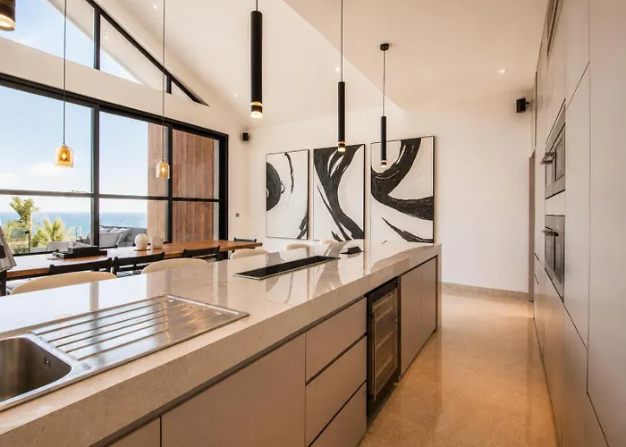 Дом отдыха Modern 4 Bedroom Ocean View Нуса-Дуа