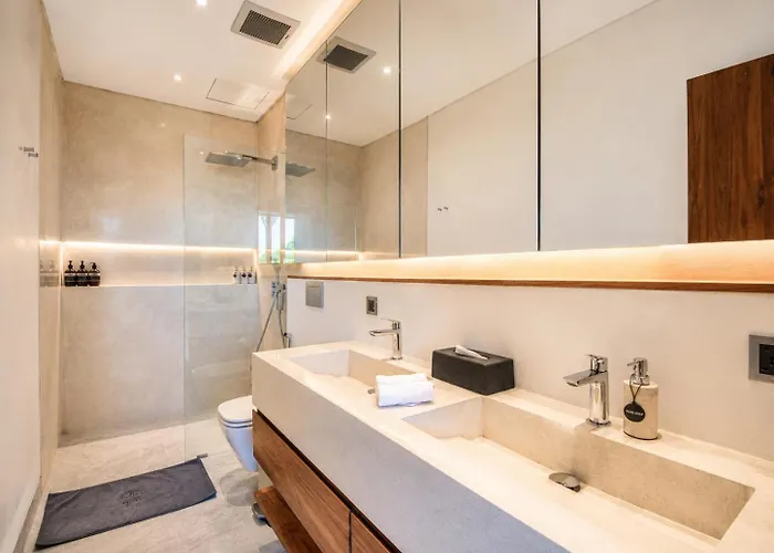 Дом отдыха Modern 4 Bedroom Ocean View Нуса-Дуа