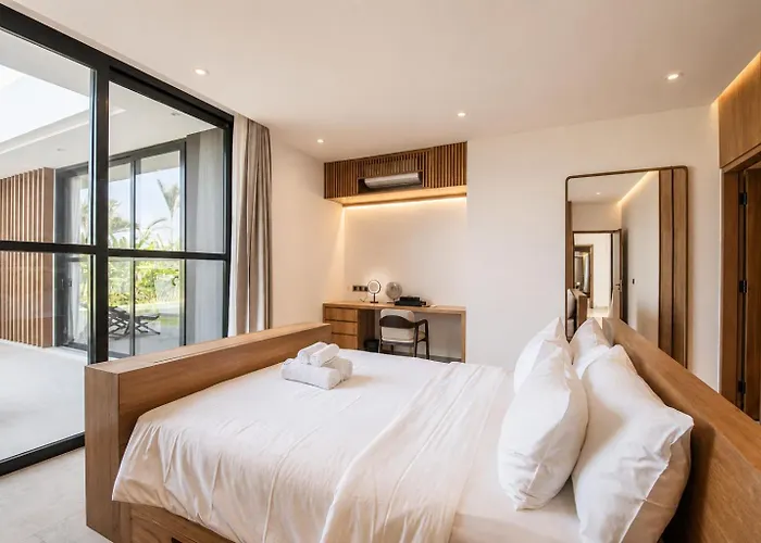 Modern 4 Bedroom Ocean View *
